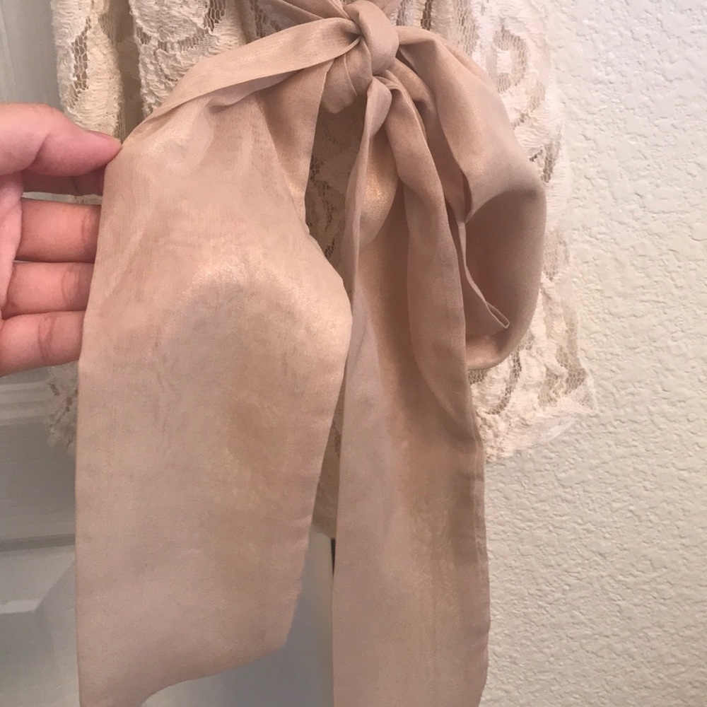 Ivory netted blouse. - Picture 2 of 5